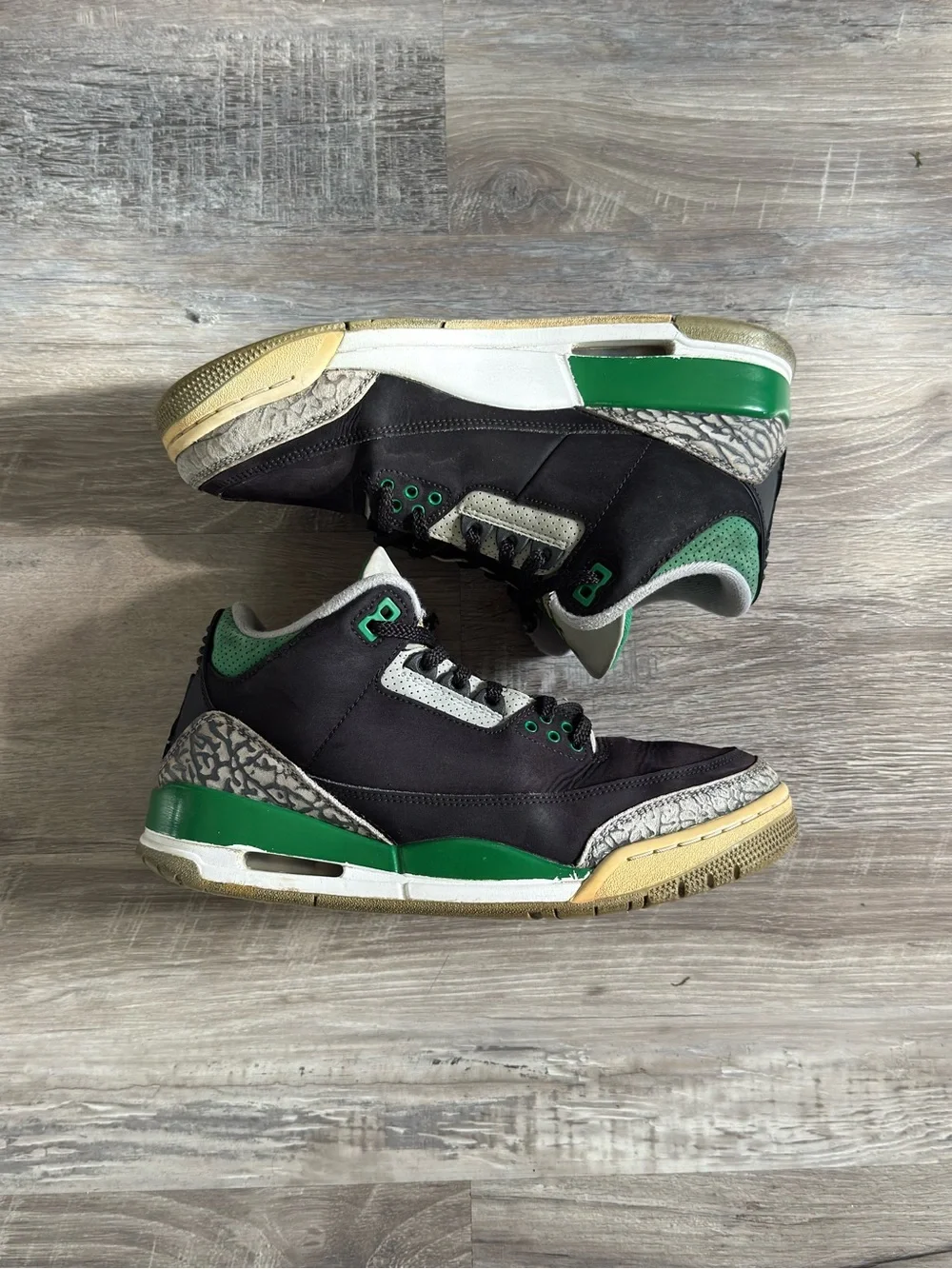 Jordan Retro Low-Top Sneakers in Black and Green